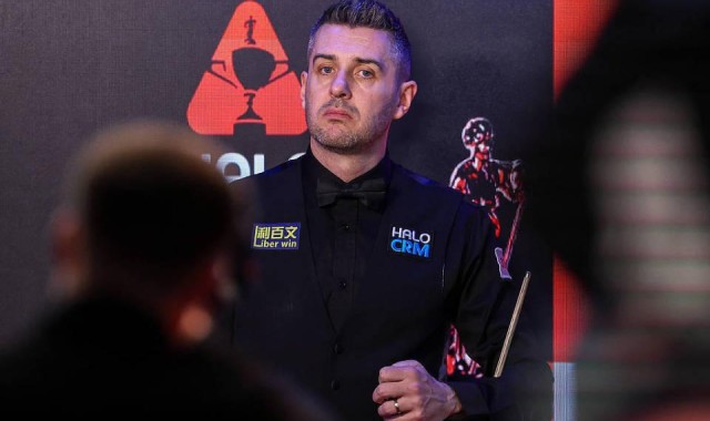 被22岁吴宜泽打崩 世锦赛4冠王失态怒砸球杆 出局后发声：不配赢